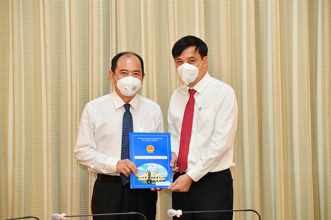 bo-nhiem-giam-doc-so-2-145038_317.jpg Phó Chủ tịch UBND TP.HCM Lê Hòa Bình trao quyết định bổ nhiệm Giám đốc Sở Y tế TP.HCM cho PGS.TS Tăng Chí Thượng. Ảnh: Việt Dũng.