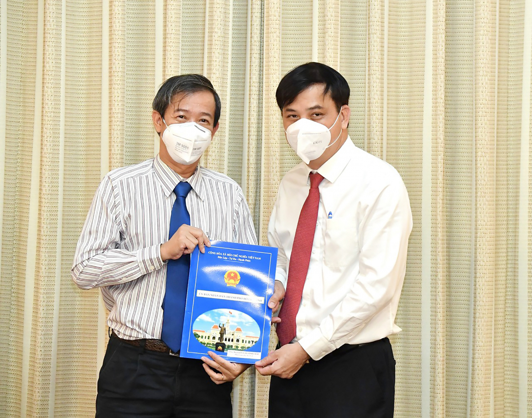 bo-nhiem-giam-doc-so-5-145021_404.jpg Phó Chủ tịch UBND TP.HCM Lê Hòa Bình trao quyết định bổ nhiệm Phó Giám đốc Sở Y tế TP.HCM cho TS.BS Nguyễn Văn Vĩnh Châu. Ảnh: Việt Dũng.