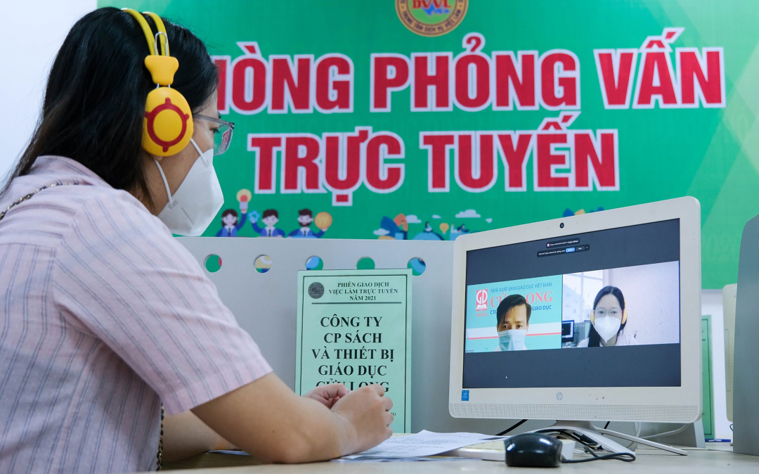 ttdvvl-can-tho-2-133538_838.jpg Doanh nghiệp và người lao động tham gia tuyển dụng trực tuyến.