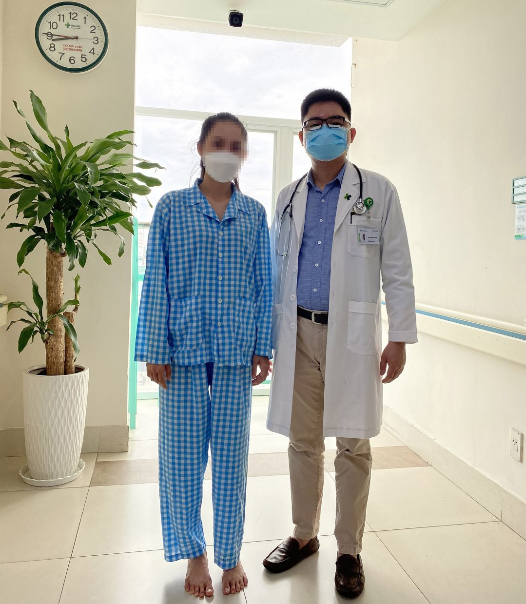 hinh-2-nguoi-benh-di-lai-nhe-nhang-sau-khi-can-thiep-214715_900.jpg Người bệnh có thể tự đứng và đi lại nhẹ nhàng sau khi can thiệp. Ảnh: Bệnh viện cung cấp.