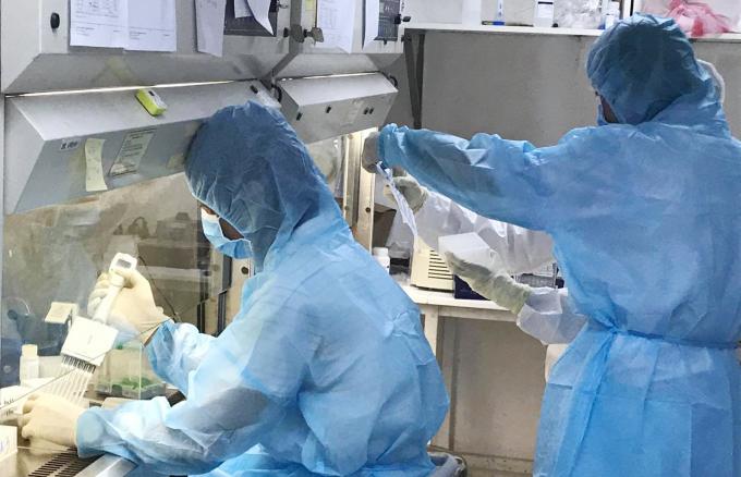 Nhiều tỉnh, thành cho biết đang được các doanh nghiệp 'cho mượn' hệ thống máy xét nghiệm Covid-19. Ảnh: Đ.Hạnh.