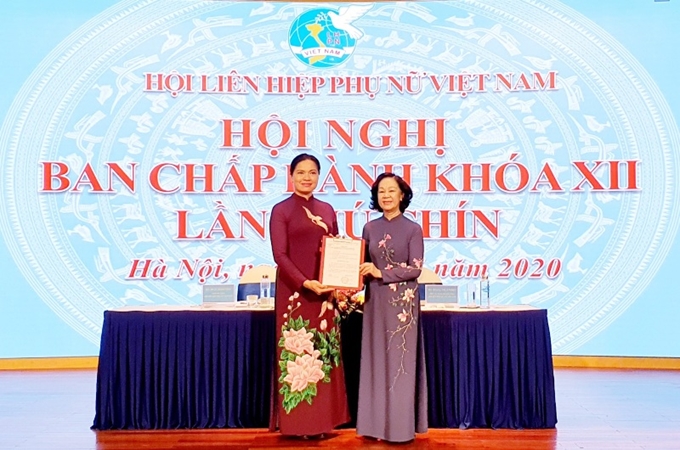 chi-nga-155008_9.jpeg Bà Hà Thị Nga (trái) nhận quyết định điều động, chỉ định vào vị trí công tác mới. Ảnh: PNVN.