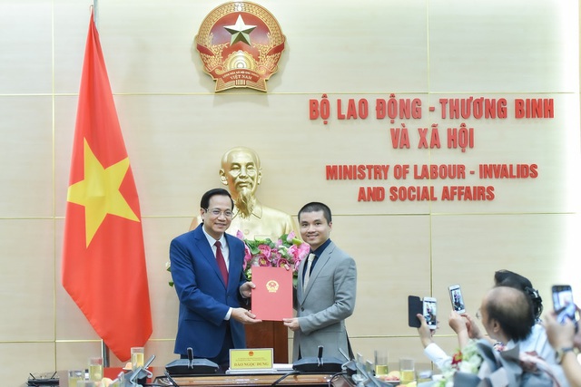 bao-dien-tu-dan-tri-ve-nha-moi-dip-15-nam-thanh-lap-124255_20200716_716.jpg Bộ trưởng Đào Ngọc Dung trao Quyết định bổ nhiệm cho ông Phạm Tuấn Anh, tân Tổng biên tập báo Điện tử Dân trí. Ảnh: Trọng Trinh.