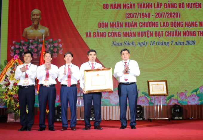 img_3179-134537_783.jpg Thứ trưởng NN-PTNT Trần Thanh Nam (phải) trao Bằng công nhận đạt chuẩn NTM cho huyện Nam Sách. Ảnh: PV.
