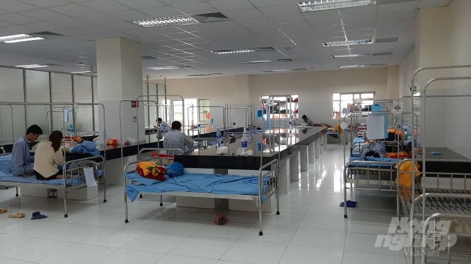 Giường bệnh của bệnh nhân Khoa Chấn thương chỉnh hình được đặt xen kẽ với những bàn đá dành cho việc xét nghiệm. Ảnh: T.N.