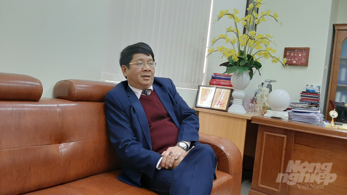 Giám đốc Sở Y tế Bắc Kạn Nguyễn Đình Học thông tin sẽ sửa chữa trường Trung cấp Y sang thành phòng điều trị. Ảnh: T.N.