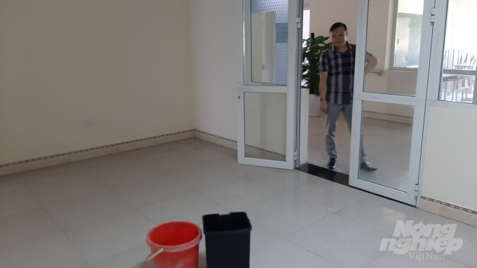 Phần mái nhà điều trị số 1 bị dột nát sau chưa tới 3 năm đưa vào sử dụng, khiến Khoa Lây luôn phải dùng sẵn xô, chậu, hứng nước dột. Ảnh: T.N.