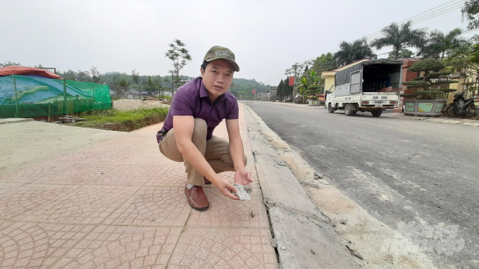 Nhiều đoạn bó vỉa tiếp tục bị lún xuống, tạo thành những khe hở so với vỉa hè và phần rãnh thoát nước rìa mặt đường. Ảnh chụp ngày 15/4. Ảnh: Toán Nguyễn.