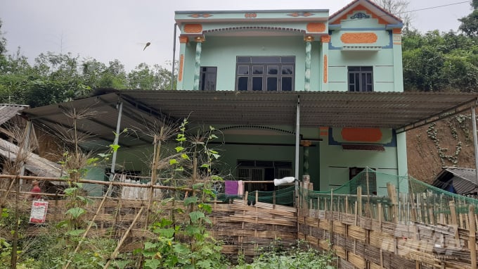 Căn nhà khang trang mà ông Phùng Văn Kiếu tự hào là được xây dựng từ tiền chăn nuôi cá. Ảnh: Đồng Thưởng.