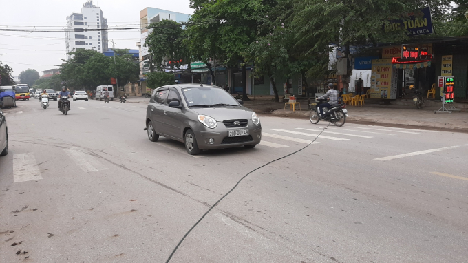 Nhiều dây điện, dây cáp viễn thông bị đứt. Ảnh: Toán Nguyễn.