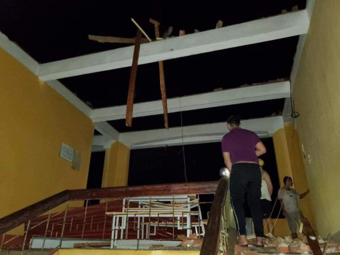 Nhiều quảng cáo bị gãy đổ. Ảnh: NSTN.