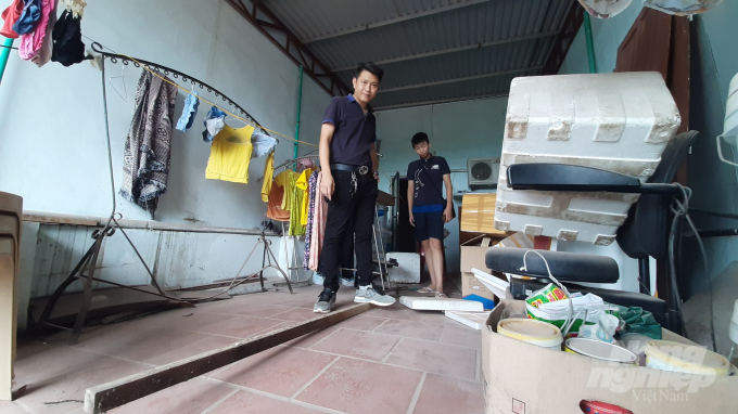 3-092531_285.jpg Ngoài vết nứt từ tầng 1 trở lên, thì mái nhà tầng 3 của nhà số 21/1 mới bị phồng lên. Ảnh: Toán Nguyễn.