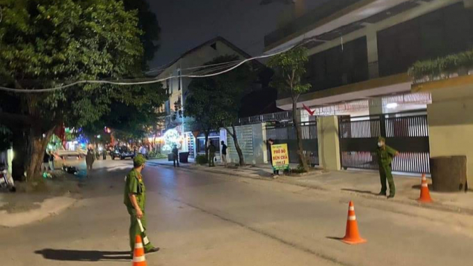 2-230157_38.jpg Lực lượng chức năng có mặt phong tỏa hiện trường và truy bắt đối tượng nổ súng. Ảnh: Anh Nguyên.