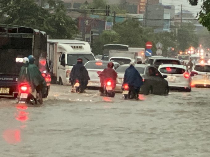 1-073502_924.jpg Nhiều đoạn đường bị tắc cục bộ do ngập quá nặng. Ảnh: A.V.