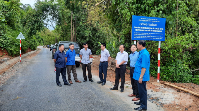 Đường QL3 – Đôn Phong được cắm biển công trình chào mừng Đại hội Đảng Bắc Kạn lần thứ XII. Ảnh: Toán Nguyễn.