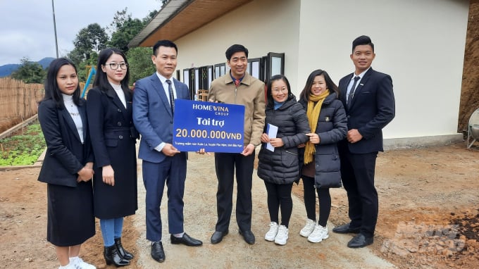 2-171405_536.jpg Các nhà hảo tâm đi cùng đoàn với Báo Nông nghiệp Việt Nam là Tập đoàn Home Vina và Danko Group trao quà cho Trường mầm non Xuân La. Ảnh: Toán Nguyễn.