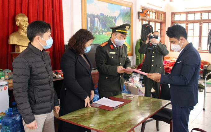2-114235_67.jpg Cơ quan chức năng tỉnh làm thủ tục bàn giao các công dân với Đại sứ quán Campuchia. Ảnh: N.H.