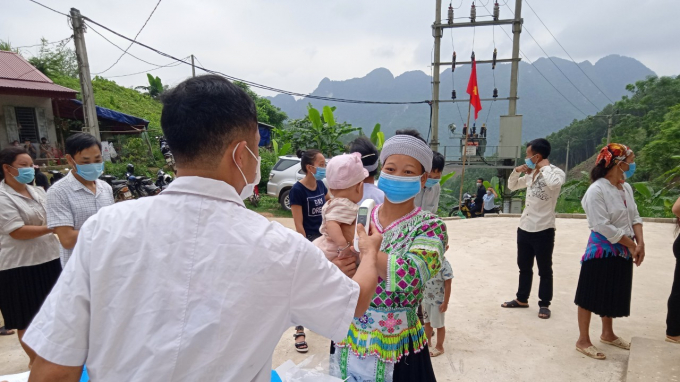 428 cử tri người Mông ở bản vùng cao Mỏ Chì (xã Cúc Đường, huyện Võ Nhai, Thái Nguyên) vận trang phục như ngày hội của đồng bào đi bầu cử.