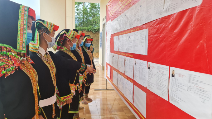 Người Dao trên núi Cao Biền (Xã Phú Thượng, huyện Võ Nhai) trong trang phục rực rỡ đi trảy hội non sông đã tìm hiểu kỹ càng trước khi thực hiện nghĩa vụ công dân.