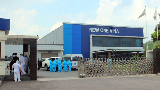 new-one-vina-172143_628.jpg Công ty New One Vina, tại KCN Điềm Thuỵ, huyện Phú Bình, Thái Nguyên đang được phong toả để lực lượng chức năng tiến hành truy vết, lấy mẫu xét nghiệm các trường hợp liên quan đến ca dương tính với Covid-19. Ảnh: Nguyên Ngọc.