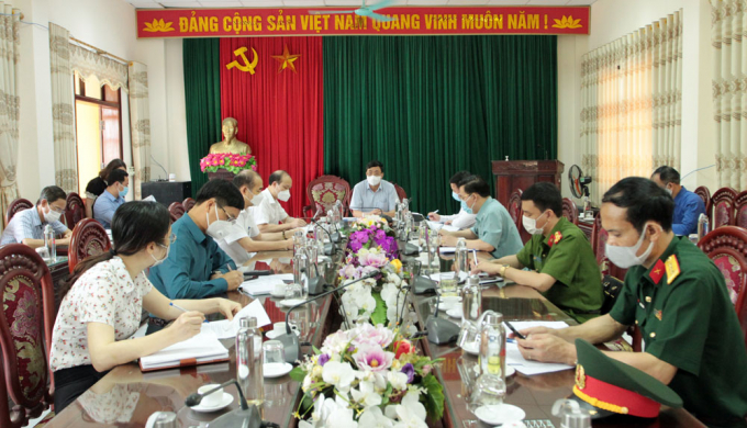 pct-tn-171848_707.jpg Ông Đặng Xuân Trường, Phó Chủ tịch Thường trực UBND tỉnh Thái Nguyên chủ trì buổi làm việc liên quan tới kết quả dương tính với SARS-CoV-2 của bệnh nhân ở T.X Phổ Yên. Ảnh: Trịnh Phương.
