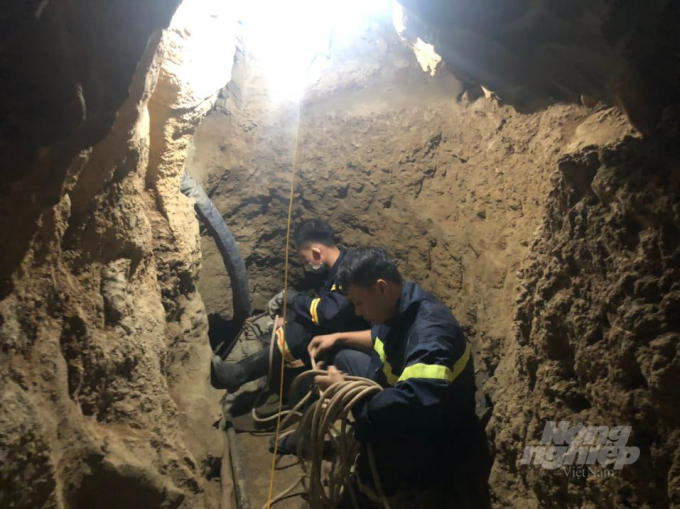 3-182515_643.jpg Cửa hang rất hẹp khiến quá trình cứu nạn gặp khó khăn. Ảnh: Toán Nguyễn.