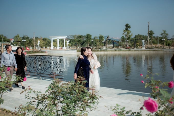 Công viên hồ Mắt Rồng với hồ nước, cây xanh và tiểu cảnh thư giãn.