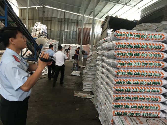 Cơ quan chức năng tiến hành kiểm tra tình hình sàn xuất kinh doanh phân bón. Ảnh: Đức Trung.