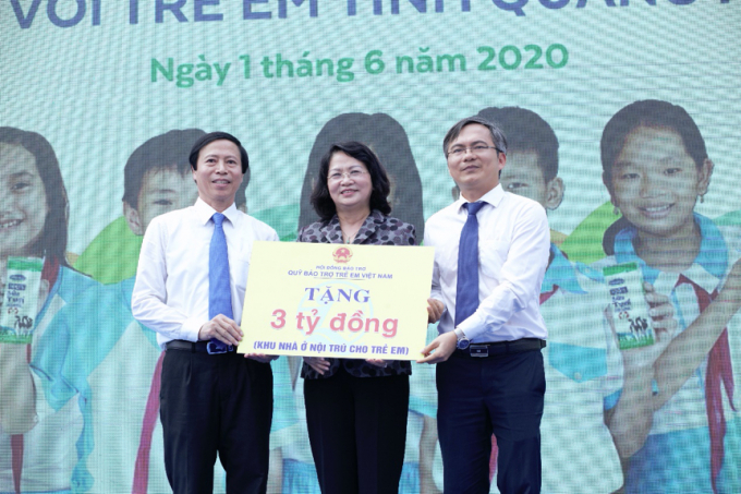 Nhân dịp tết thiếu nhi, Phó Chủ tịch nước trao tặng tỉnh Quảng Nam khu nhà nội trú cho trẻ em trị giá 3 tỷ đồng. Ảnh: Xuân Hương.