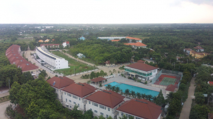 thanh-le-3-150627_952.jpg Trong Dự án Khu biệt thự vườn Chánh Mỹ còn được xây cả sân tenis và hồ bơi. Ảnh: Đỗ Hưng.
