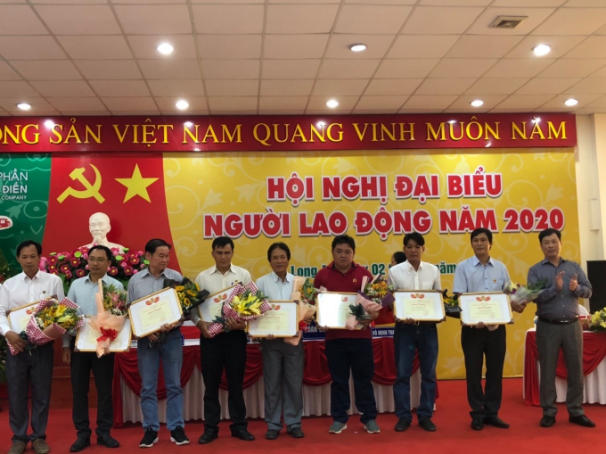 bd-1-154612_409.jpg Nhiều cán bộ, người lao động xuất sắc của Công ty Bình Điền được tặng giấy khen của Tổng giám đốc. Ảnh: Đức Trung.