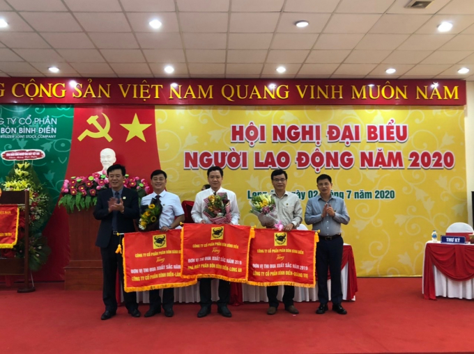 bd-4-154614_951.jpg Lãnh đạo Công ty Bình Điền tặng cờ thi đua và nhiều danh hiệu cho tập thể, cá nhân xuất sắc. Ảnh: Đức Trung.