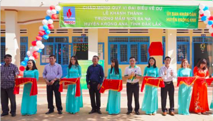 Cắt băng khánh thành công trình nâng cấp, sửa chữa cơ sở hạ tầng trường Mầm non Ea Na. Ảnh: Đình Khôi.