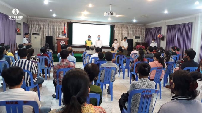d1-092407_645.jpg Buổi trao tặng quà của Đạm Cà Mau cho nông dân Việt Nam đang sinh sống tại Campuchia nhằm chia sẻ khó khăn do Covid-19 gây ra. Ảnh: Lan Anh.