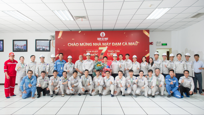71-183735_97.jpg Tập thể lãnh đạo, người lao động nhà máy Đạm Cà Mau vui mừng đón tấn phân urê thứ 7 triệu. Ảnh: Lan Anh.