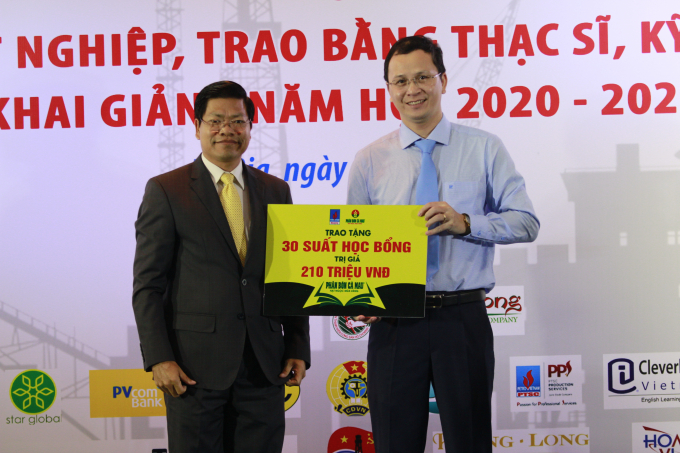 cm-1-224023_422.jpg Đại diện Phân bón Cà Mau trao biểu trưng 30 suất học bổng trị giá 210 triệu đồng. Ảnh: Lan Anh.