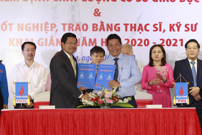 cm-2-224051_368.jpg Đại diện Phân bón Cà Mau ký thoả thuận hợp tác với Trường Đại học Dầu khí Việt Nam về đào tạo nhân lực. Ảnh: Lan Anh.