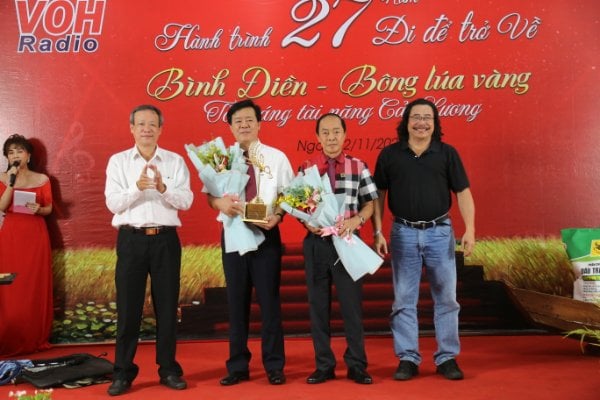 cai-luong-3-113306_355.jpg Ông Ngô Văn Đông, TGĐ Cty Phân bón Bình Điền (thứ 2 từ trái qua) nhận Cúp vinh danh cho Tập thể Cty Bình Điền. Ảnh: Đức Trung.