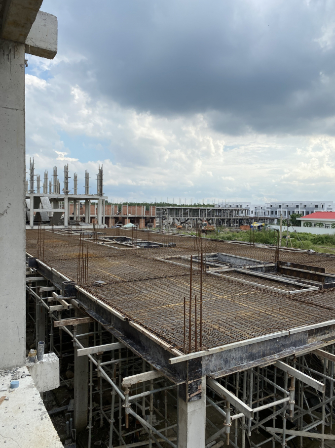 39b0c24b65e694b8cdf7-142639_313.jpg Nhiều căn nhà đang mọc lên tại khu đô thị chưa có giấy phép xây dựng. Ảnh: Đức Trung.
