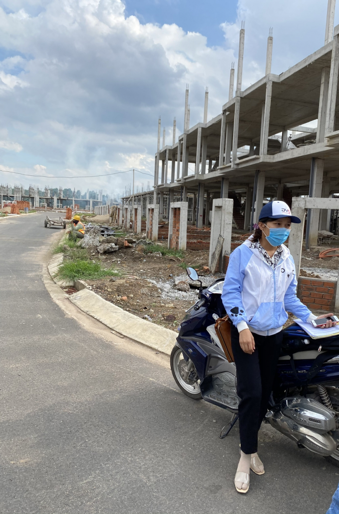 a5fe7216d5bb24e57daa-142642_177.jpg Trong khu đô thị Vivapark luôn có nhân viên môi giới, bán hàng. Ảnh: Đức Trung.