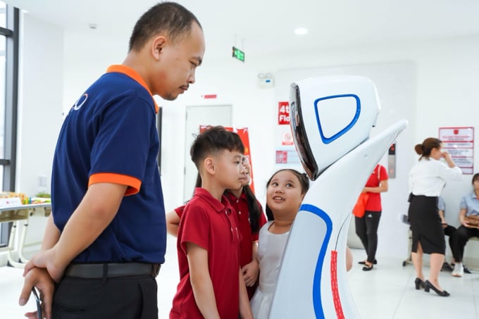 a1-115847_36.jpeg Học sinh Sunshine Maple Bear hứng thú tương tác với Robot trợ lý Hi-P tại Super Tots 2021.