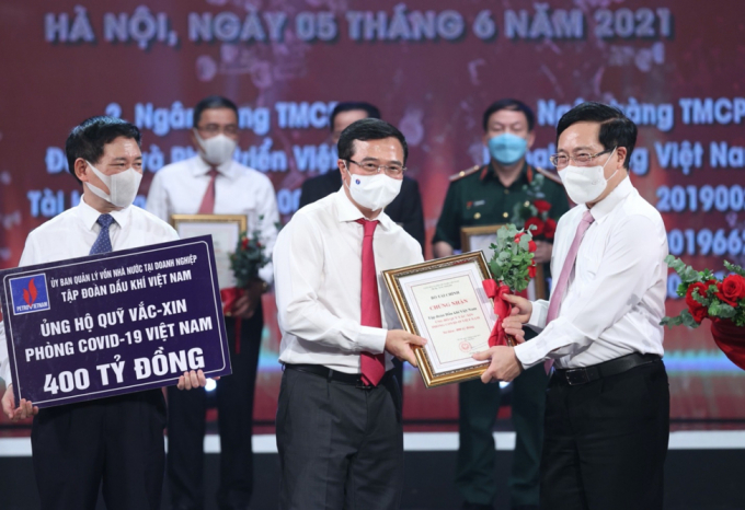 1-144922_300.jpeg Chủ tịch HĐTV Petrovietnam Hoàng Quốc Vượng (ở giữa) trao ủng hộ 400 tỷ cho Quỹ vắc xin phòng chống Covid-19. Ảnh: Lan Anh.