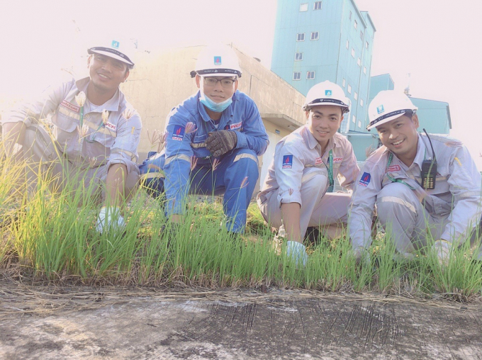 2-144922_928.jpeg Tập thể người lao động Phân bón Cà Mau tích cực sản xuất kinh doanh, đóng góp lợi nhuận ủng hộ quỹ Vaccine. Ảnh: Lan Anh.