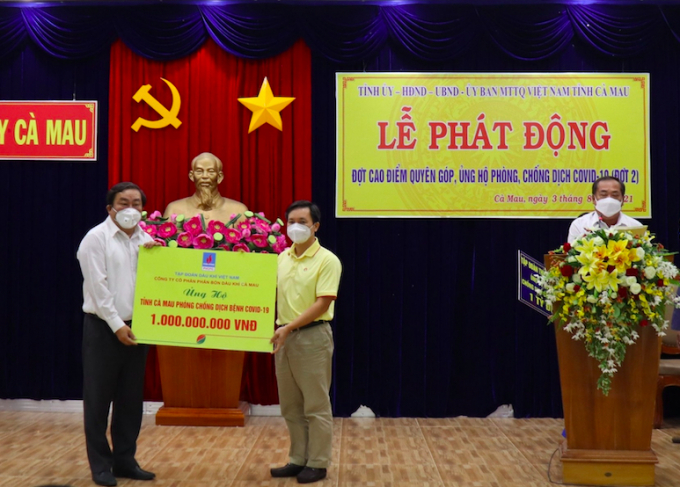 anh-chup-man-hinh-2021-08-04-luc-162719-162743_568.jpeg Ông Nguyễn Thanh Tùng (bìa phải) trao biểu trưng 1 tỷ đồng cho ông Trần Văn Hiện, Chủ tịch MTTQVN tỉnh Cà Mau. Ảnh: Ngọc Duyên.