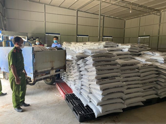 1-161156_972.jpeg Lực lượng chức năng phát hiện 12.000 kg Phân hữu cơ Nippon Yuki của Nhật Bản đang được cửa hàng buôn bán 'chui', không dán nhãn phụ bằng tiếng Việt Nam theo quy định.