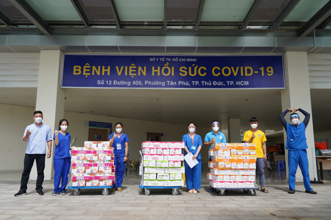 1a-185010_397.jpg Các nhân viên y tế tại Bệnh viện Hồi sức Covid-19 TP. Thủ Đức tiếp nhận các sản phẩm dinh dưỡng hỗ trợ từ Vinamilk.