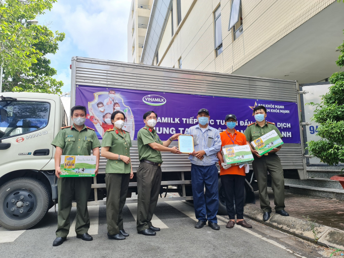 3a-185015_436.jpg Tại TP.HCM, Vinamilk đã tổ chức nhiều đợt tiếp sức tuyến đầu, hỗ trợ dinh dưỡng cho trẻ em, người dân khó khăn.