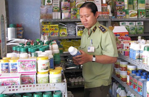 1-101432_331.jpeg Cơ quan chức năng kiểm tra tình hình buôn bán vật tư nông nghiệp.