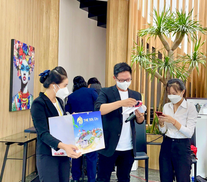 Khách hàng giao dịch thành công vào cuối tuần bốc thăm trúng 3 chỉ vàng hoặc 50 triệu đồng. Ảnh: Đỗ Hưng.