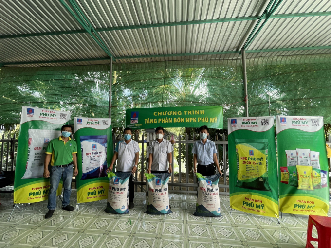 3-092457_233.jpg PVFCCo triển khai chương trình tặng NPK Phú Mỹ cho bà con nông dân. Ảnh: Đức Trung.